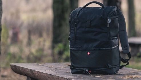 A furat un rucsac cu 12.000 de dolari, iar acum este cercetat de poliție