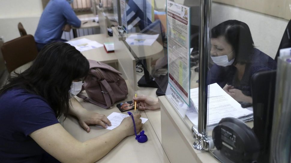 Efectele sancțiunilor. Aproape 100.000 de ruși, trimiși acasă, pe fondul închiderii afacerilor occidentale