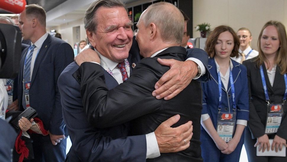 Gerhard Schroeder a discutat cu preşedintele Vladimir Putin în încercarea de a pune capăt războiului