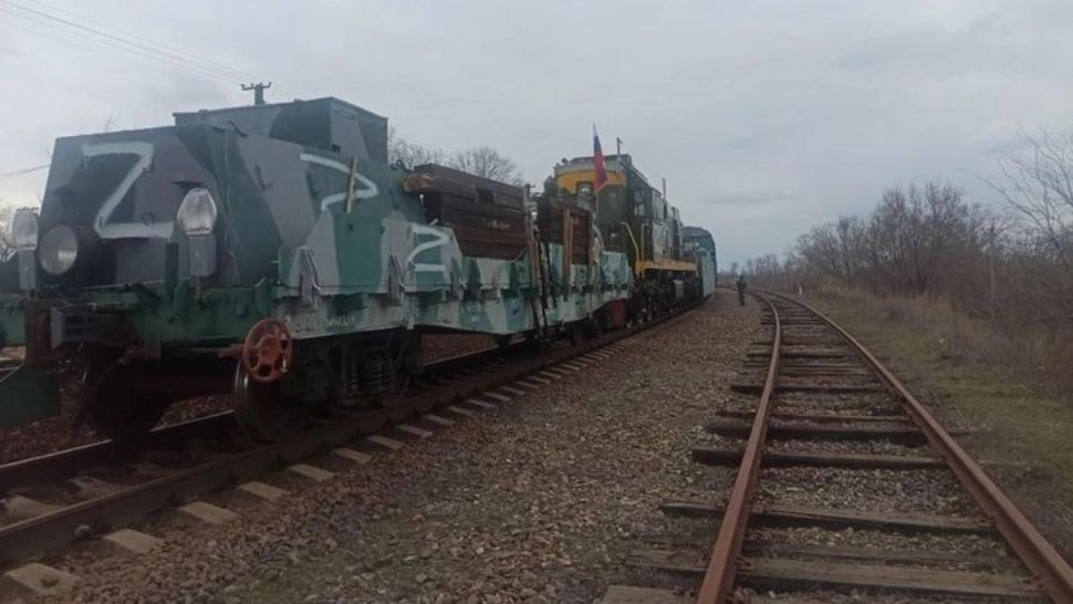 Rusia a mutat un tren blindat și plin de armament în Ucraina - VIDEO
