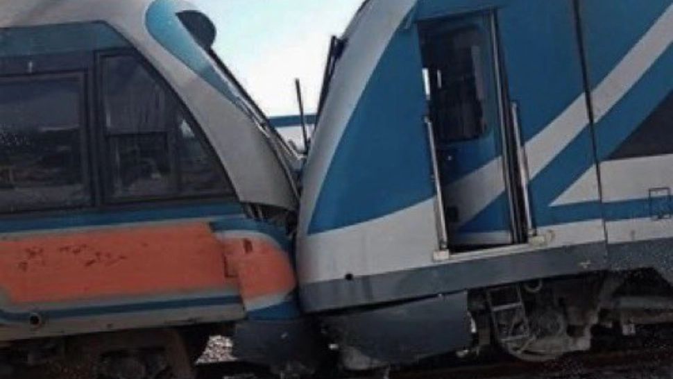 VIDEO 2 trenuri de pasageri s-au ciocnit frontal, în Tunisia