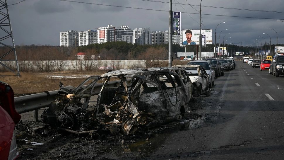 Un nou carnagiu al rușilor. 10 mașini pline cu civili au fost mitraliate pe un drum de lângă Kiev