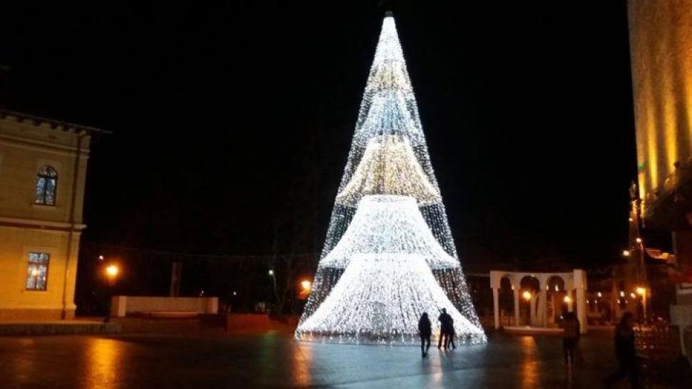 5 șefi din Primăria Târgu Jiu trebuie să plătească bradul artificial de Crăciun pe care instituția a dat 100.000 de euro