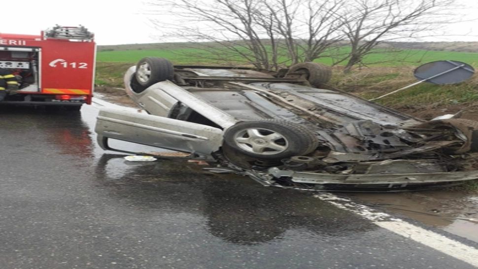 Mașină răsturnată pe un drum din județul Tulcea: 5 răniți