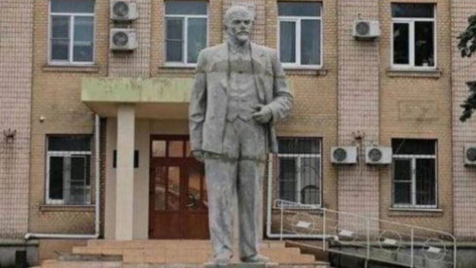 Decizie INEXPLICABILĂ: statuie a lui Lenin, reinstalată de soldații ruși în apropiere de Herson