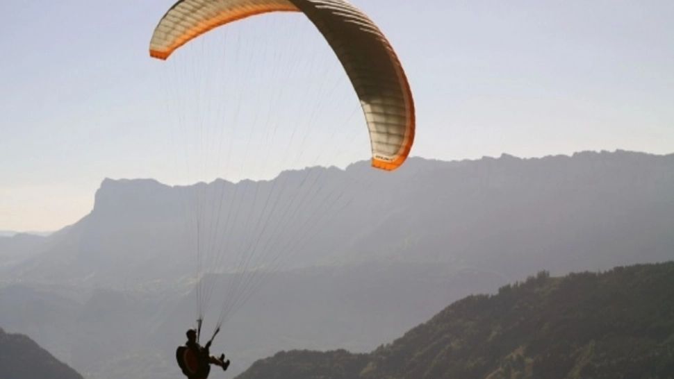 Tânăr rănit GRAV după ce a căzut cu parapanta: ce spun medicii despre starea sa de sănătate