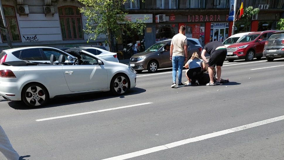 Femeie spulberată pe trecerea de pietoni pe Bulevardul Magheru din Capitală