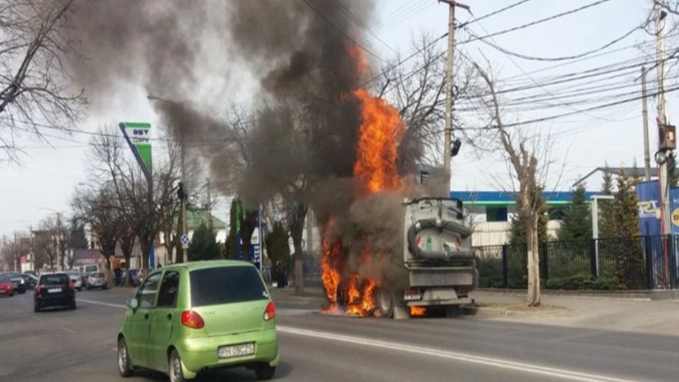 O mașină de gunoi a luat foc în trafic, în Ploiești