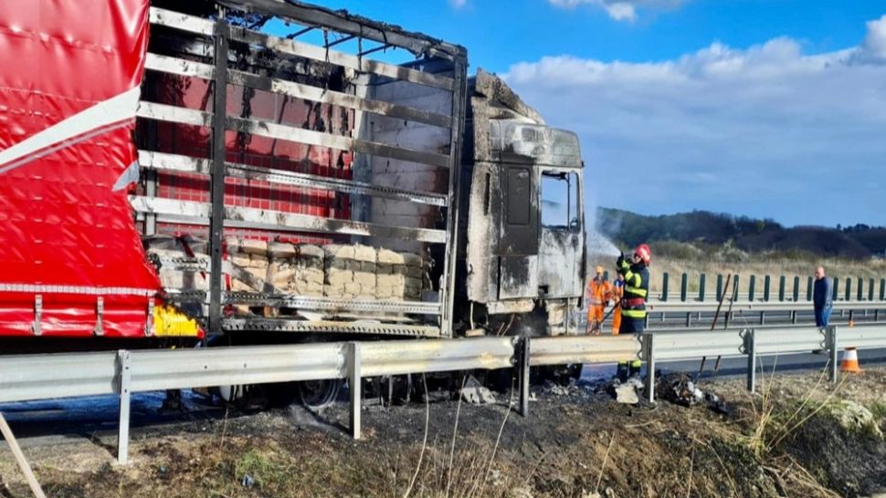 Incendiu violent: Autocamion distrus de flăcări, pe autostrada A1