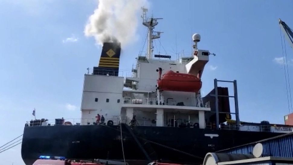 Alertă de INCENDIU în Portul Midia! O navă aflată la reparat a luat foc