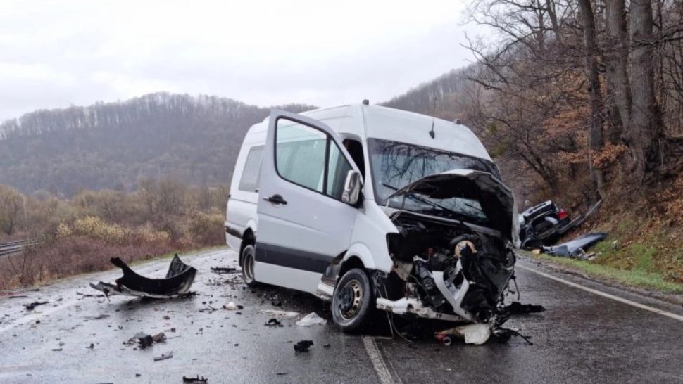 Microbuz cu 9 persoane, răsturnat pe DN 1, în județul Sibiu. Nicio persoană nu este grav rănită