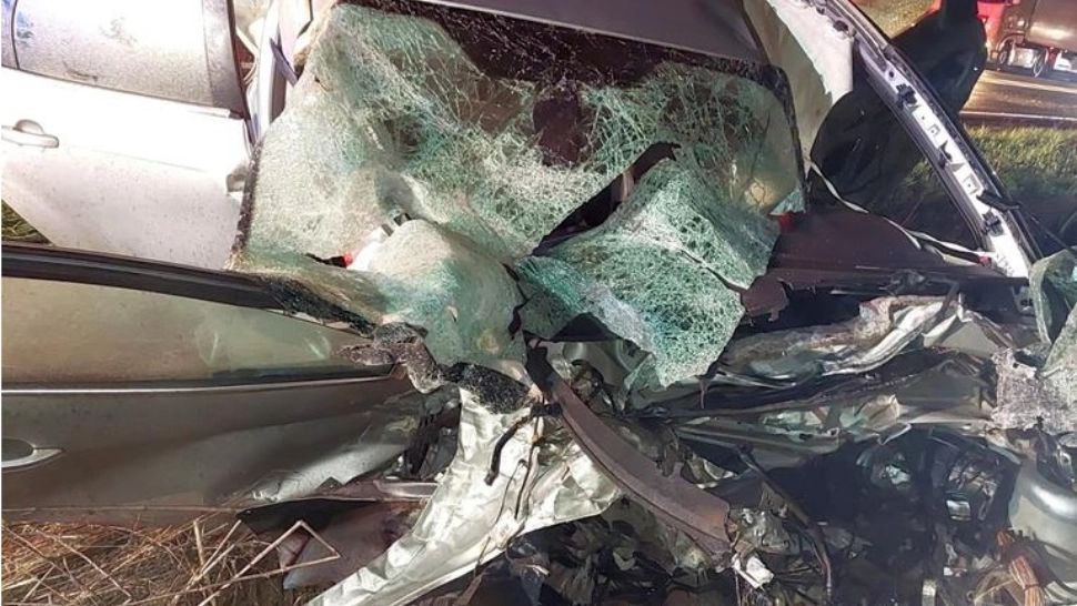 FOTO | Accident teribil între un autoturism şi două TIR-uri, în Ialomiţa. O persoană a murit