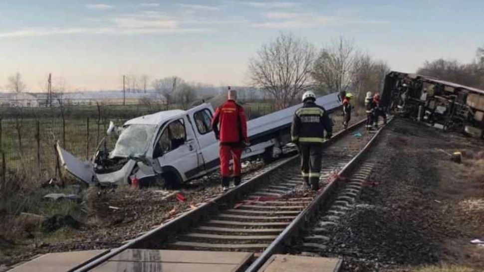 FOTO | Accident feroviar în Ungaria: Cel puțin 5 morți și 10 răniți, după ce un tren a lovit o camionetă 