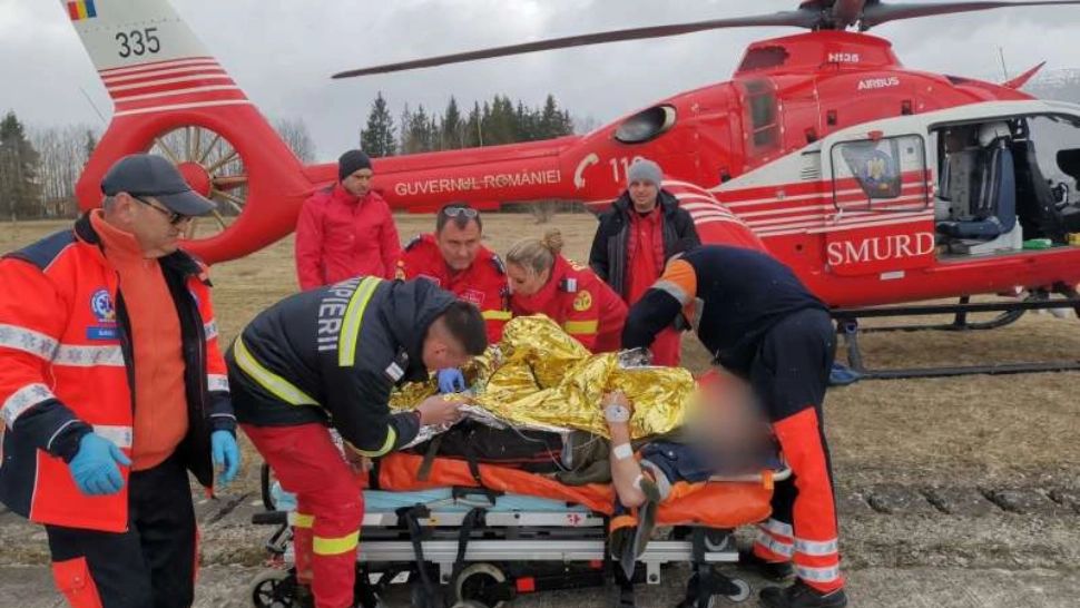 FOTO | Bărbat rănit grav după ce un copac a căzut peste el, în Suceava. A intervenit elicopterul SMURD