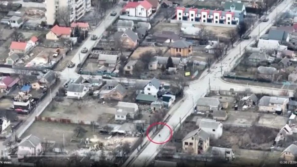 VIDEO | Momentul în care soldații ruși trag într-un biciclist, în Bucha - Imagini filmate cu drona