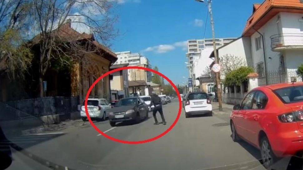 VIDEO |  Jungla din Capitală: Bătaie după o șicanare în trafic. Imagini cu un puternic impact emoțional
