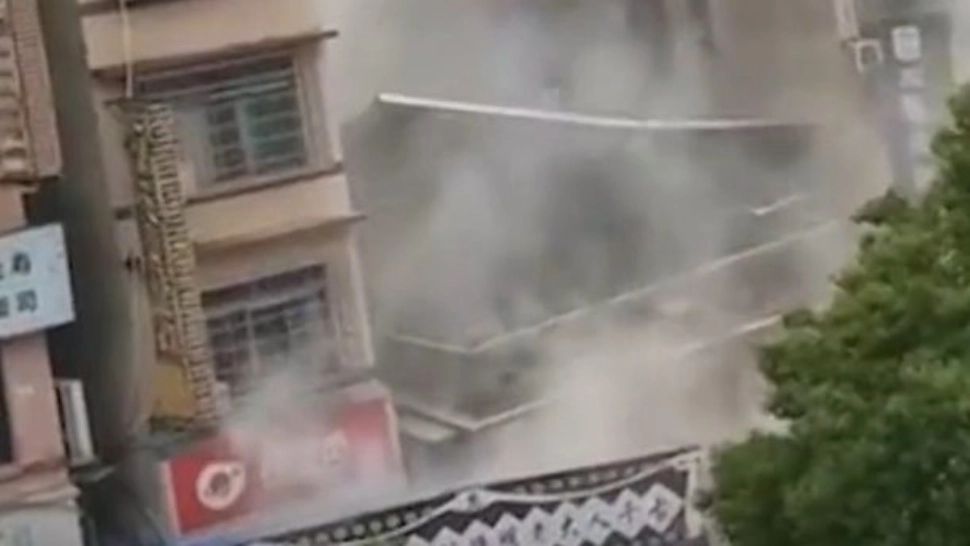 A scăpat ca prin minune. O persoană a fost găsită în viaţă sub dărâmături la 3 zile după prăbuşirea unui imobil, în China