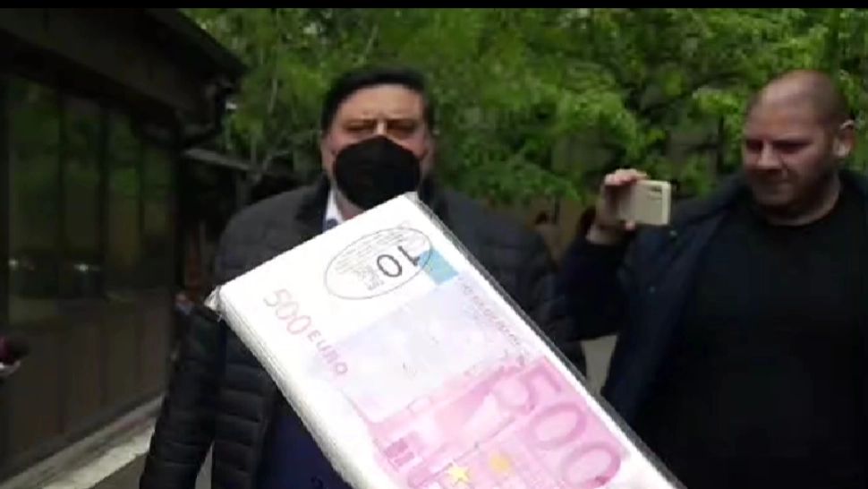 VIDEO Scandal cu injurii între fostul ministru Constantin Niță și protestatarul Marian "Ceaușescu" 