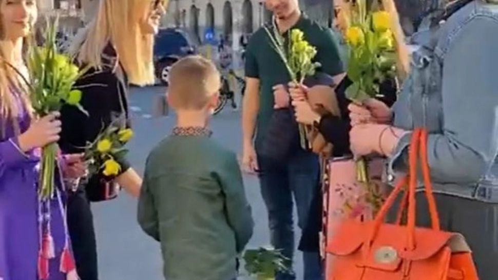 Copii ucraineni, împreună cu mamele lor, au oferit flori bucureștenilor, în semn de mulțumire pentru sprijinul acordat