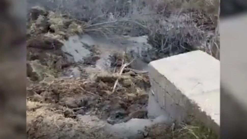 VIDEO | Dezastru ecologic: Camioane pline cu cenuşă de zgură, deversate ilegal într-un pârâu