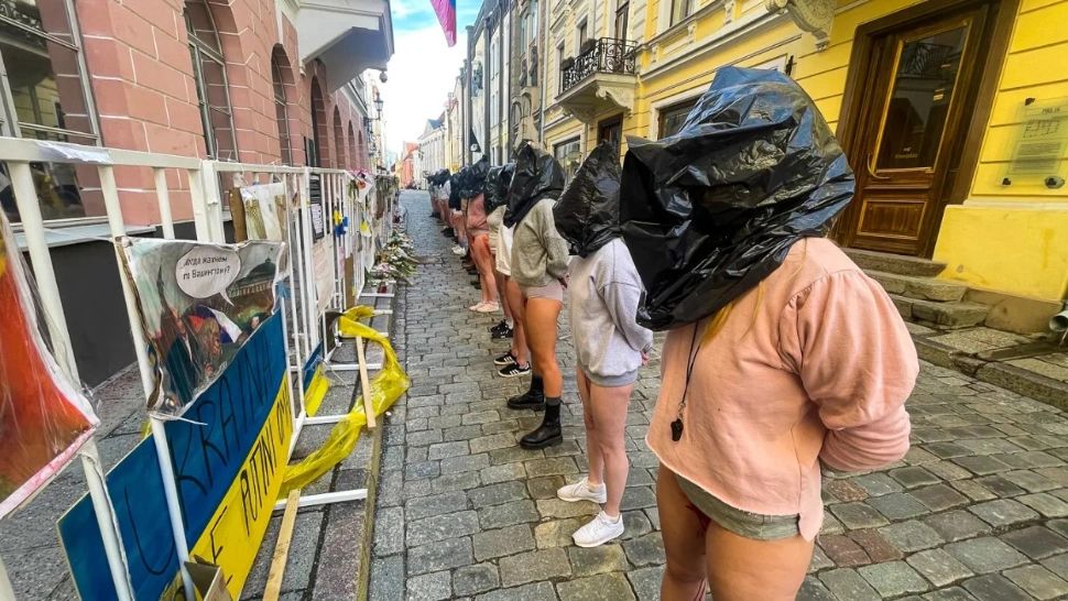 FOTO | Protest inedit în Estonia. Femei în lenjerie intimă, saci negri pe cap și vopsea roșie pe corp