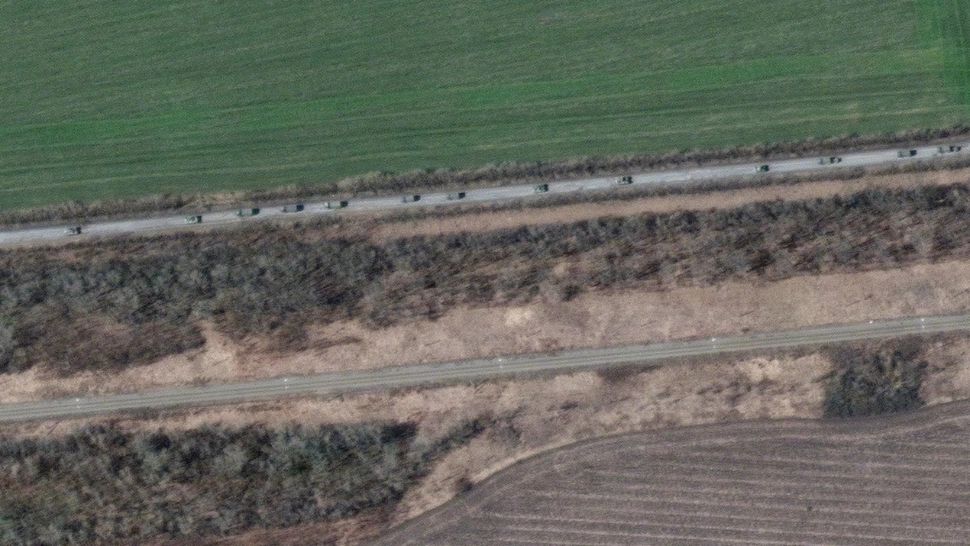 FOTO Coloana de blindate rusești de peste 12 kilometri din estul Ucrainei a fost distrusă