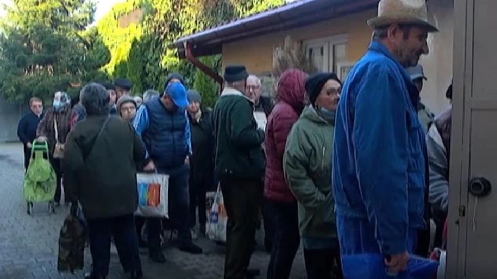 VIDEO Masa de Paște, mai SĂRACĂ ca niciodată: cozi URIAȘE pentru bani ÎMPRUMUTAȚI