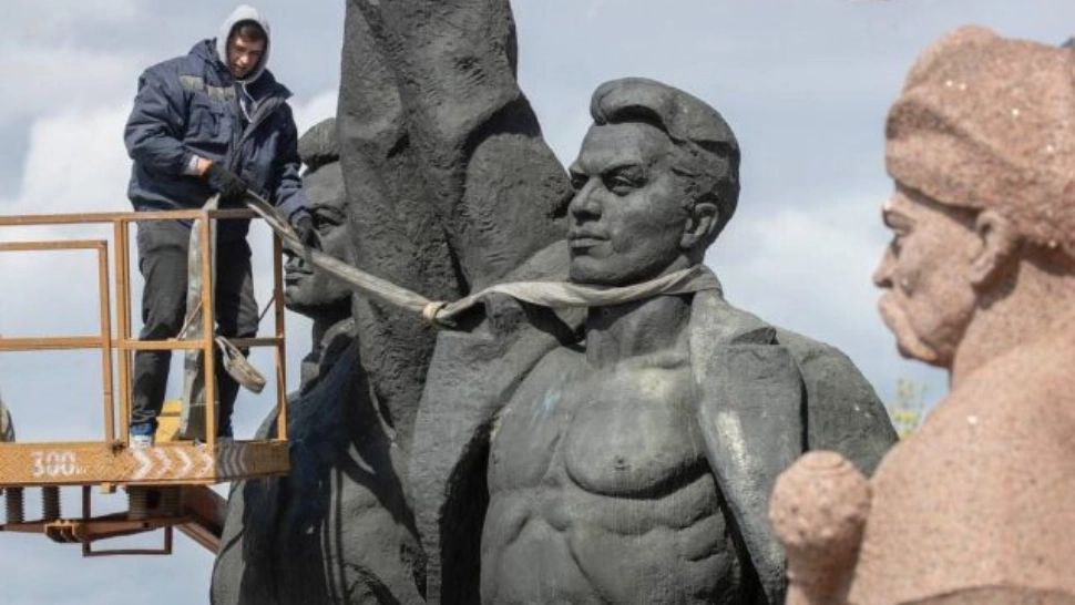 Statuia care simboliza unitatea şi prietenia cu Rusia, distrusă la Kiev