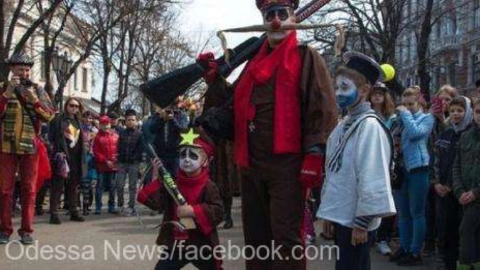 Oraşul Odesa, cunoscut drept capitala ucraineană a umorului, înfruntă războiul cu zâmbetul pe buze