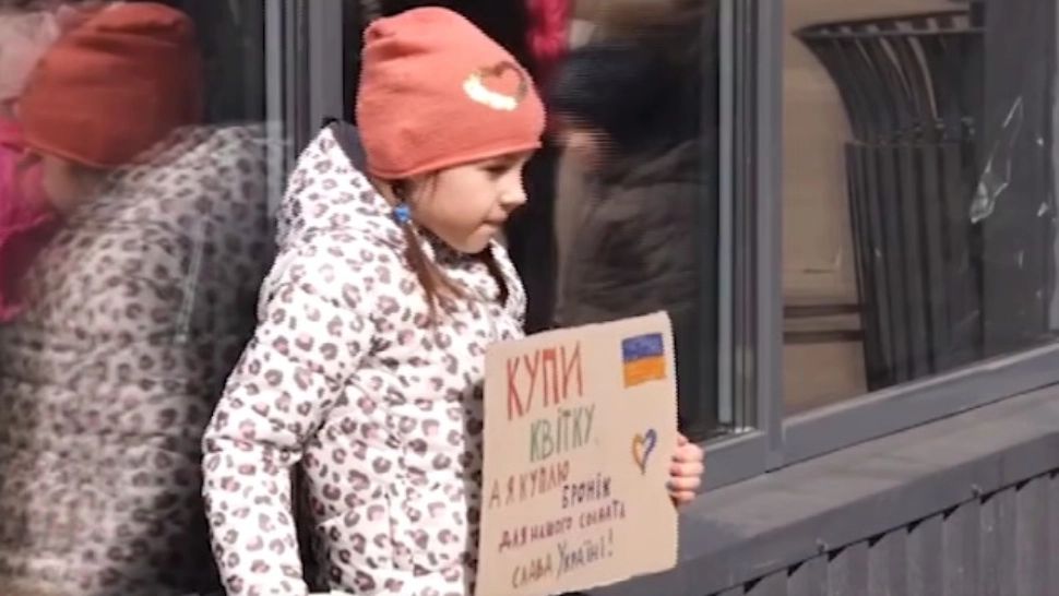 Gest impresionant. O fetiță de doar 7 ani vinde flori ca să ajute armata