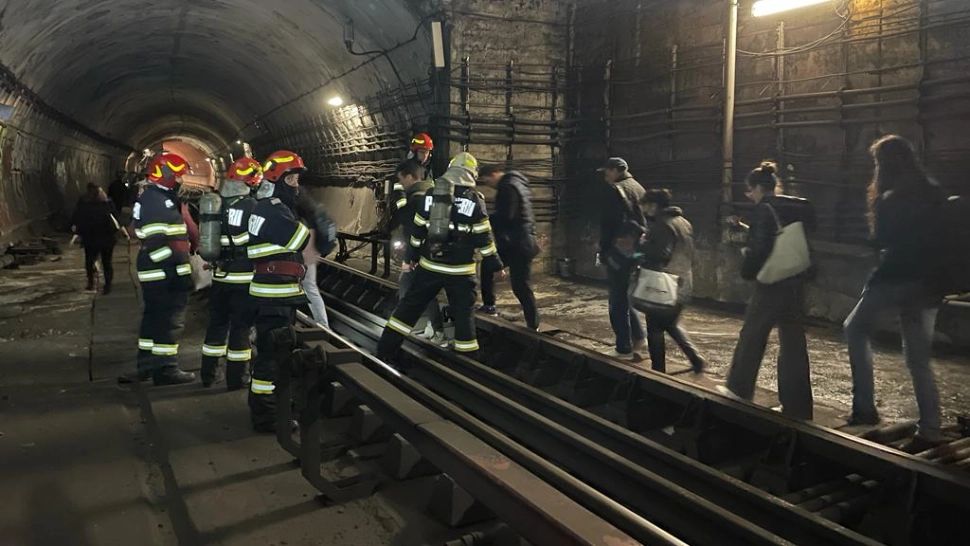 Defecțiune la metrou - sute de călători, EVACUAȚI prin tuneluri