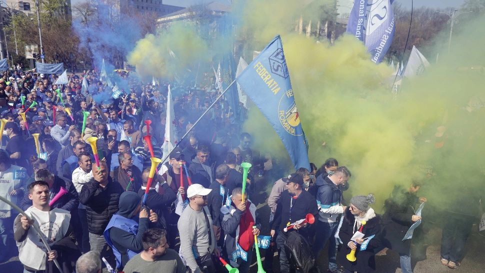 Cel mai mare PROTEST din Capitală, cu huiduieli și fumigene: 5.000 de sindicaliști acuză Guvernul că „a abandonat românii”