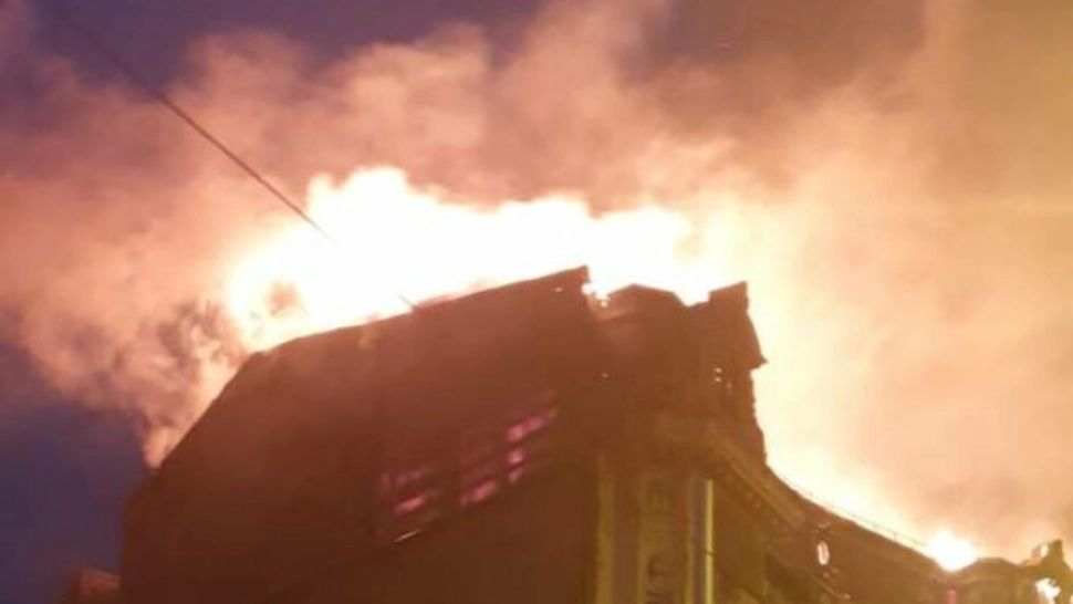 FOTO + VIDEO | Incendiu violent în Capitală: Clădire-simbol, în flăcări. Pompierii intervin cu 12 autospeciale