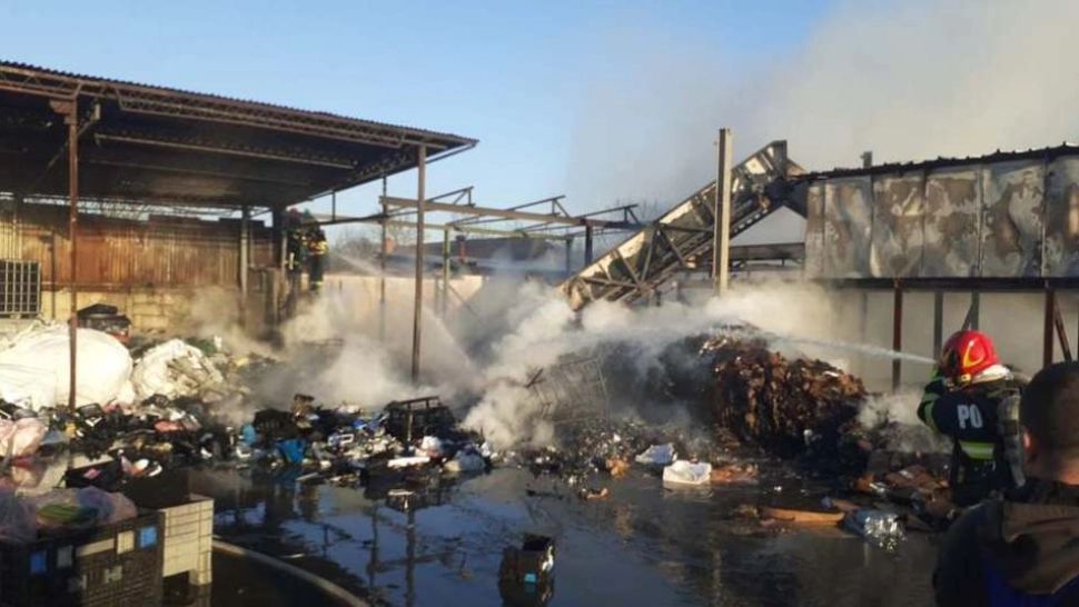 FOTO | Incendiu violent la un depozit din Timiş. Pompierii au intervenit de urgență
