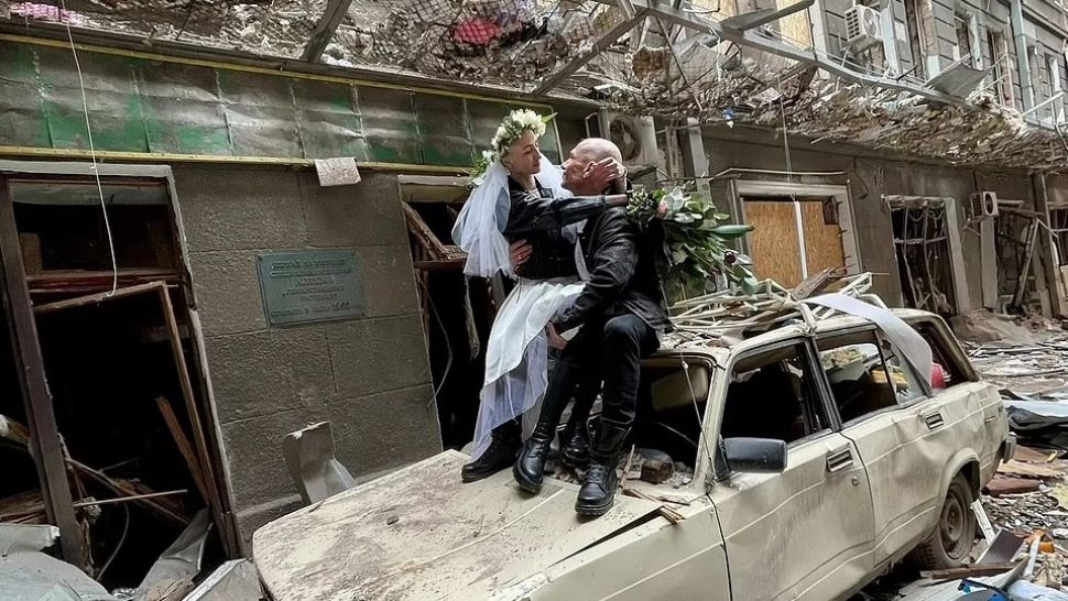 Iubirea învinge și în vreme de război. O asistentă și un medic s-au căsătorit printre ruinele din Harkov