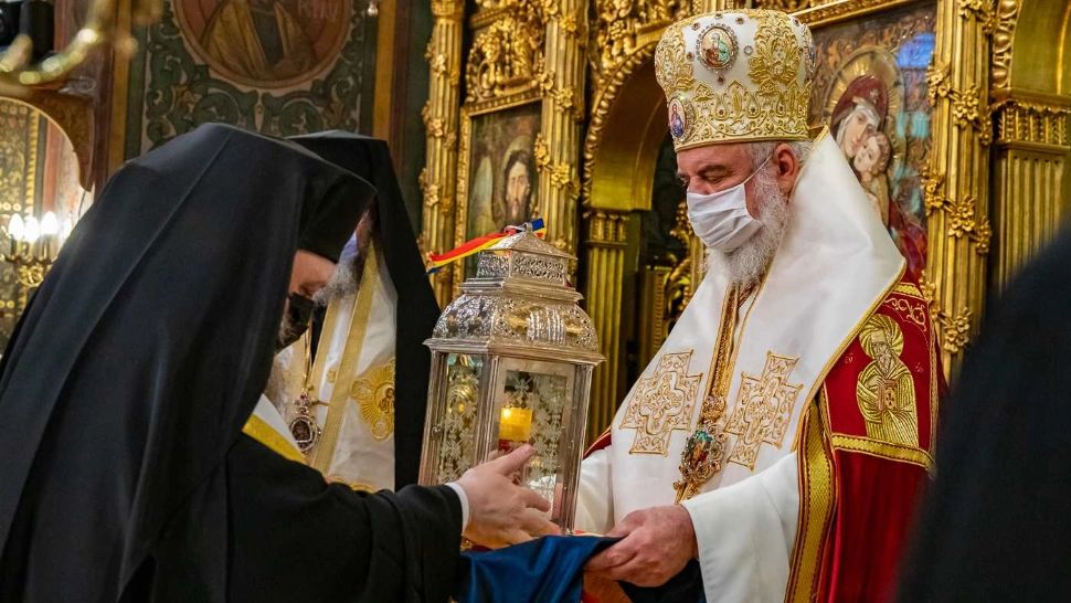 Paște 2022. Sfânta Lumină de la Ierusalim ajunge la Patriarhie în Sâmbăta Mare - Cine o împarte în Noaptea de Înviere