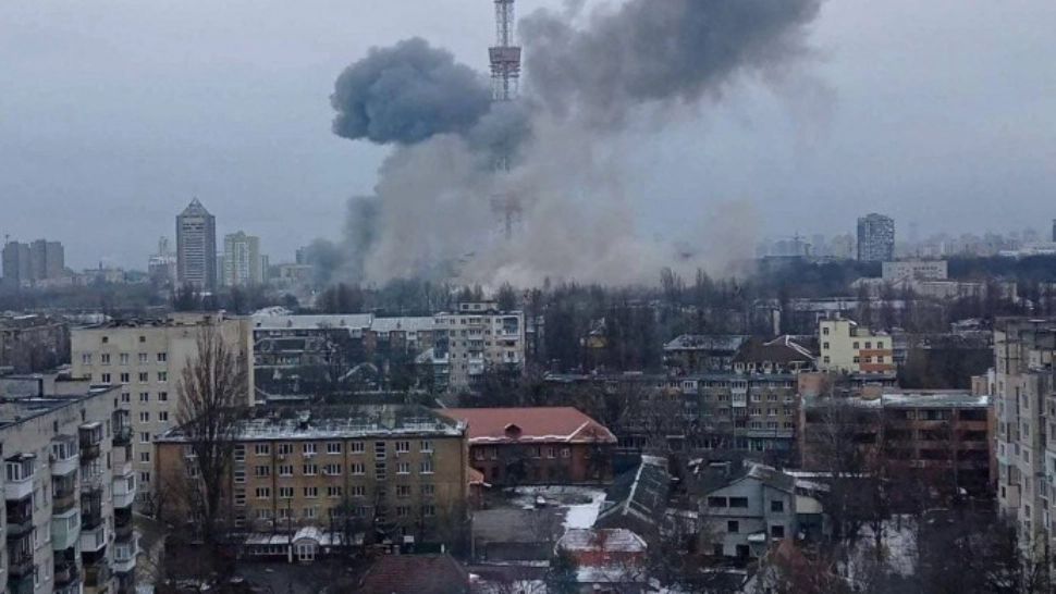 Civilii din Kiev FUG din ruine de teama bombardamentelor - Avertisment după ofensiva lui Putin în Donbas