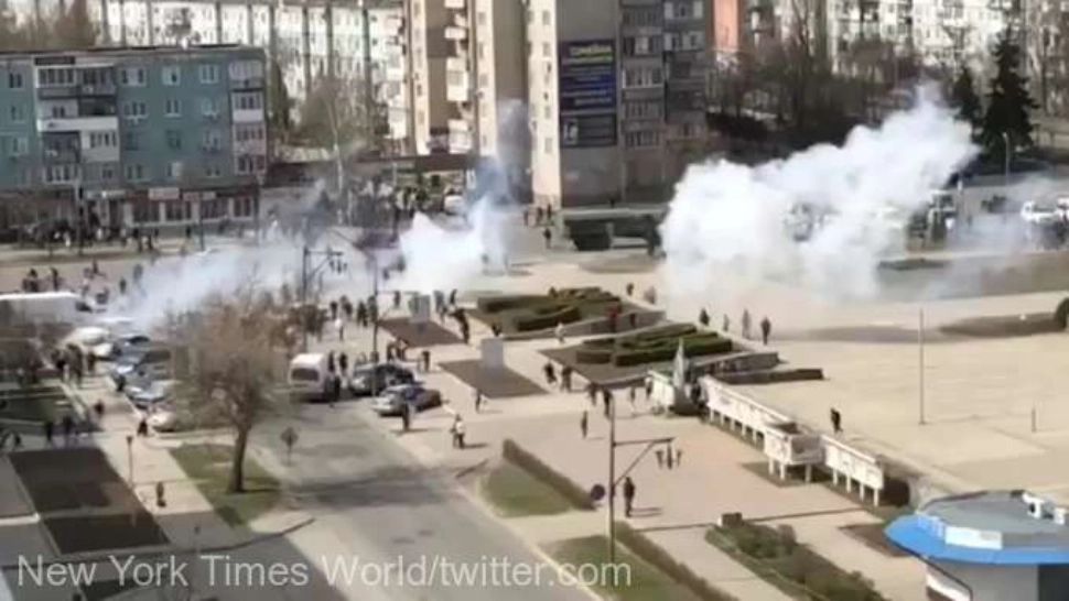 Protest oprit de grenade, într-un oraş ocupat de ruşi. Patru civili au fost răniți