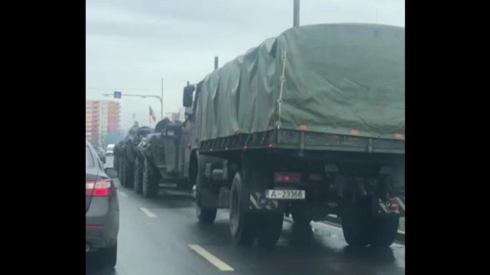 O coloană de blindate militare a fost surprinsă pe un drum din Tulcea - Echipametele SUA au plecat spre Ucraina