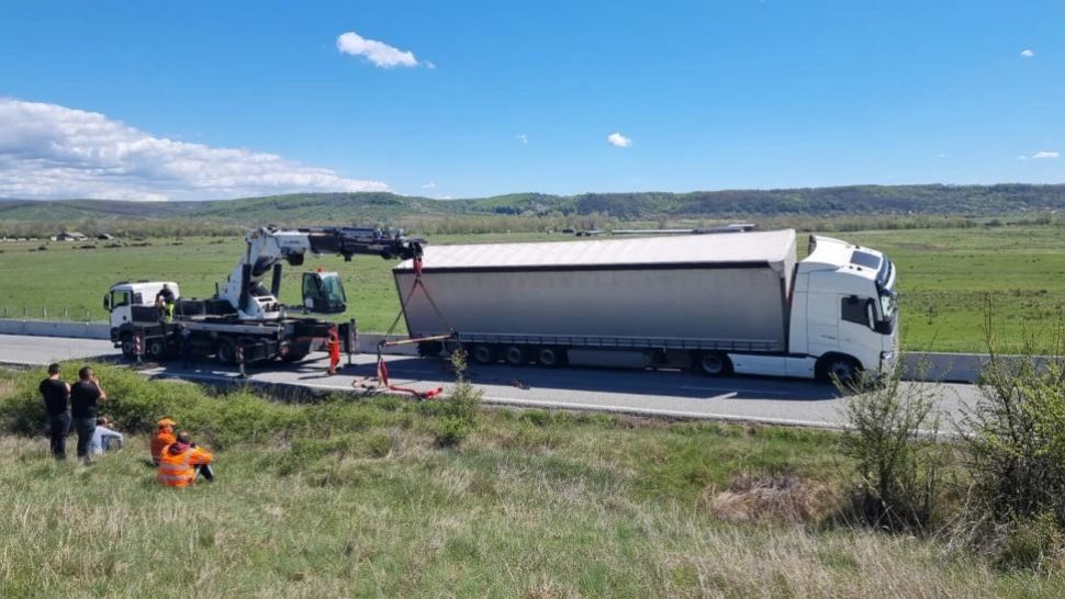 FOTO | TIR suspendat ore în șir pe parapeții care despart sensurile de mers de pe un drum național din Gorj