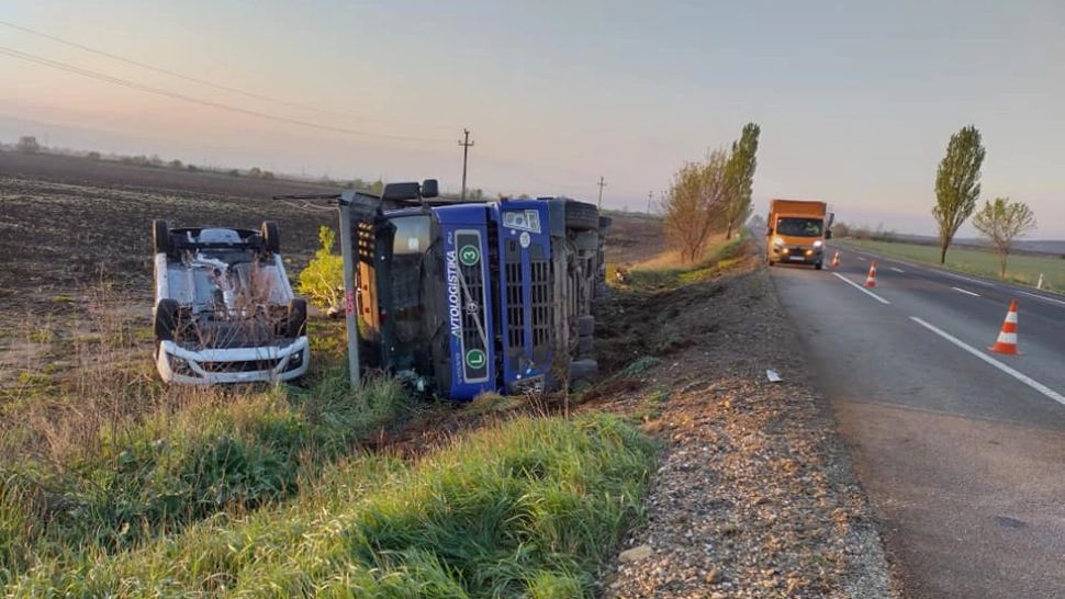 FOTO | Un TIR ucrainean s-a răsturnat la limita județelor Vrancea și Bacău. Ce încărcătură valoroasă avea