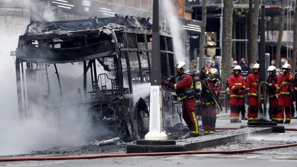 FOTO | Un autobuz a luat foc în centrul Parisului - Nor de fum negru deasupra orașului