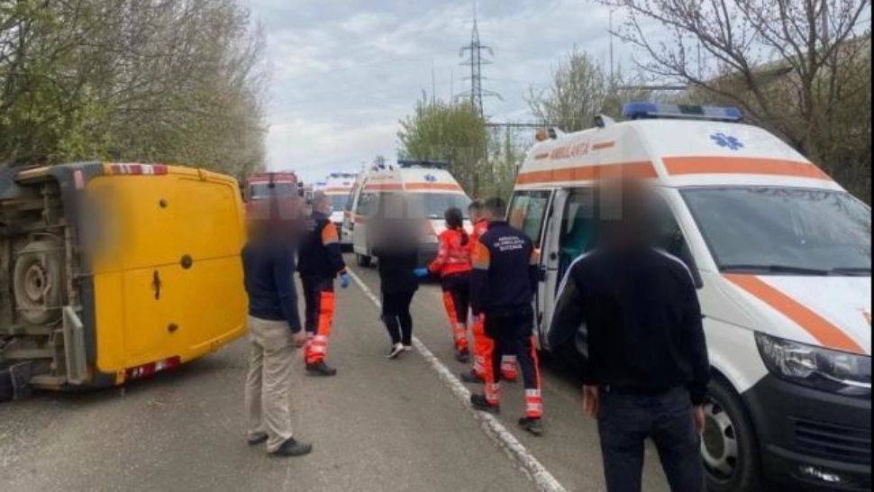 FOTO | Un microbuz în care se aflau 6 copii și 2 adulți s-a răsturnat la Suceava – 6 VICTIME