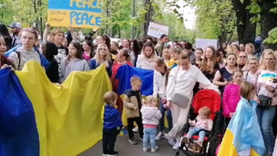 Protest anti-război în Ucraina, în fața Ambasadei Rusiei din București. Au participat peste 300 de persoane