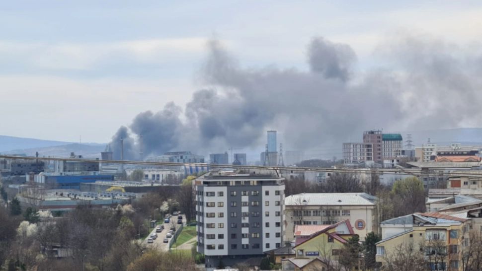 Două incendii într-o localitate din județul Iași, unul la un depozit, altul de vegetație! S-a emis RO-ALERT