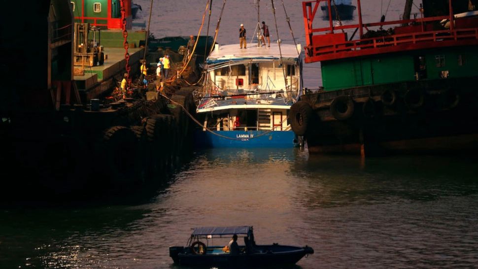 EXPLOZIE la bordul unui petrolier, în apropiere de Hong Kong! Cel puțin un mort și 7 răniți