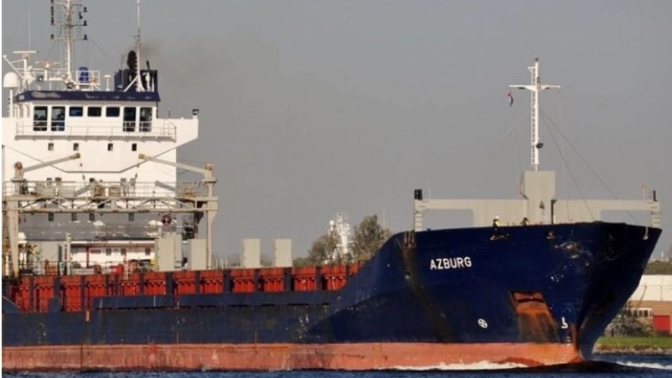 Navă comercială aflată sub pavilion străin, bombardată de ruși, în apropiere de Mariupol: un membru al echipajului, rănit, restul - evacuați  