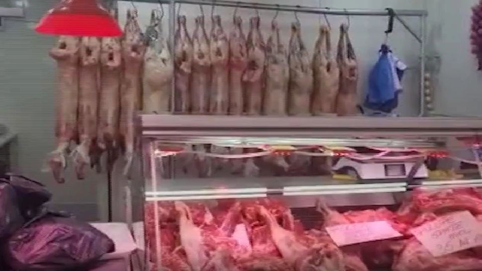 VIDEO Controale de AMPLOARE în piețe, în prag de Sărbători: o TONĂ de carne, confiscată. S-au dat AMENZI de sute de mii de lei