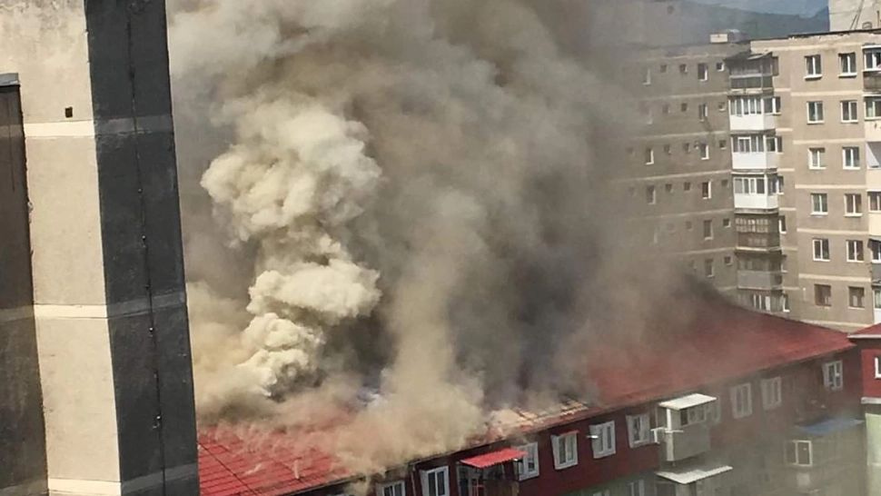 FOTO/VIDEO Incendiu de proporții într-un bloc din Râmnicu Vâlcea, 12 apartamente afectate 