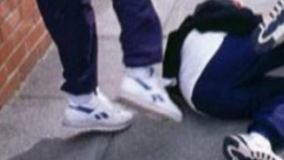 HALUCINANT! S-a ales cu dosar penal după ce l-a bătut pe un coleg de clasă cu picioarele în cap 